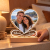 Personalisierte Acryl-Lampe mit LED-Holzsockel – inlumino